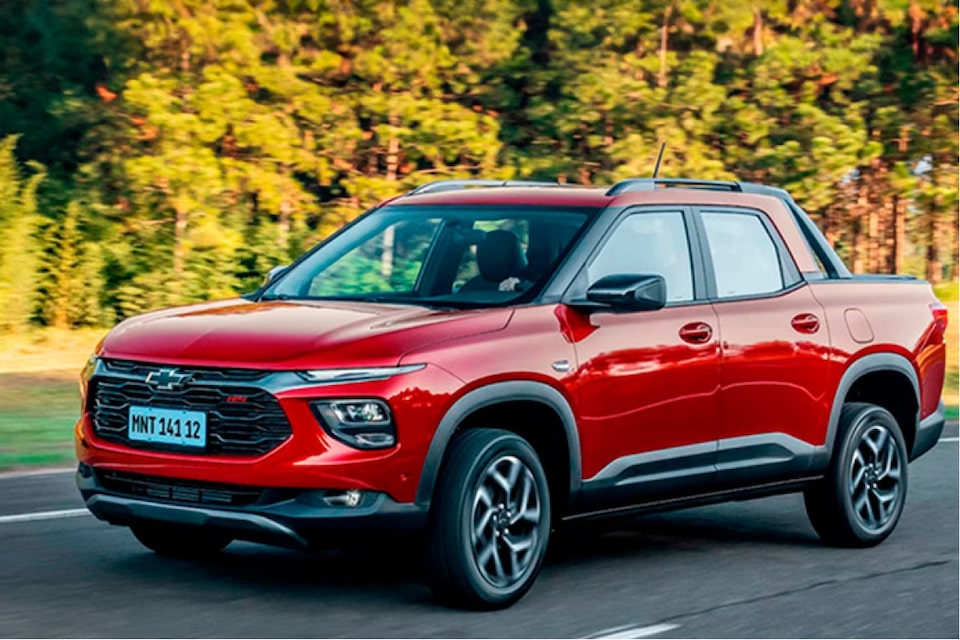 Chevrolet Montana vermelha em foto ambientada na estrada.