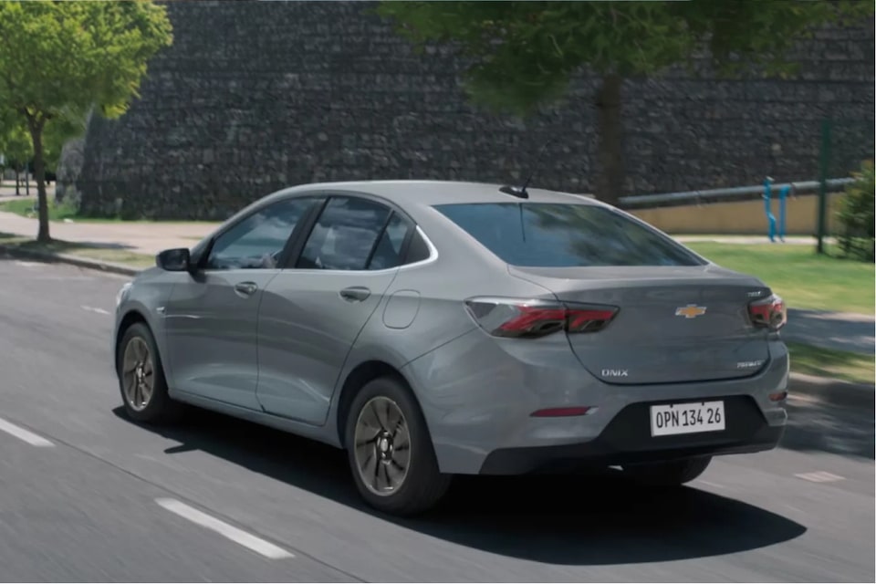 Chevrolet Onix Plus em foto ambientada na cidade.