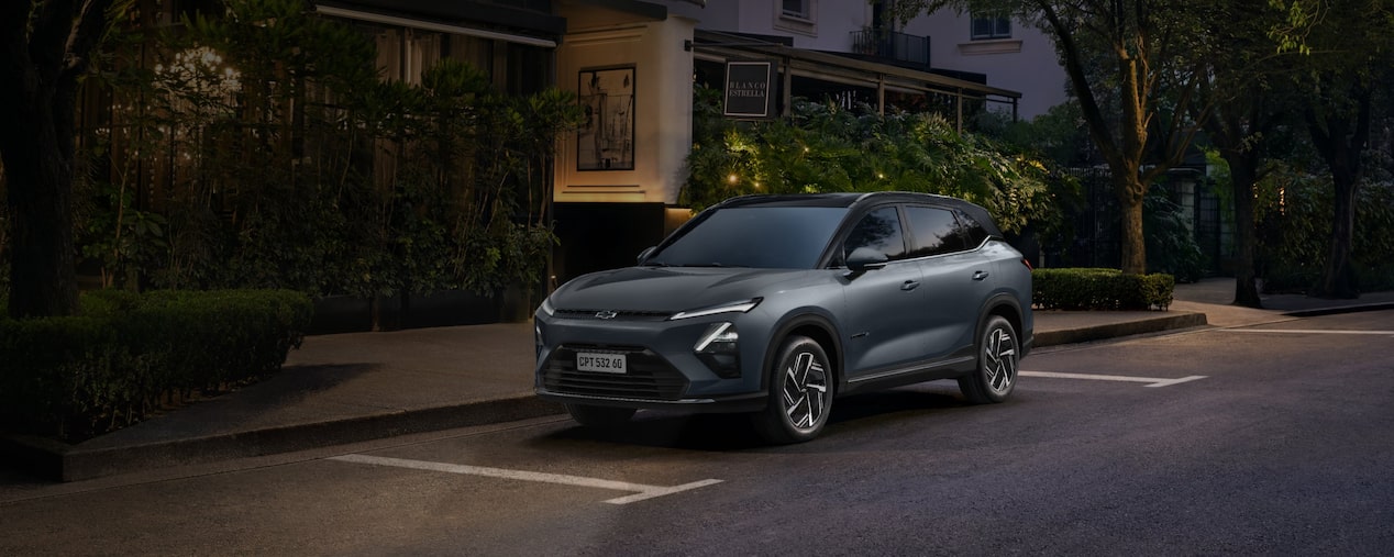 Simulação de financiamento Chevrolet 0 km pela GM Financial com SUV elétrico em residência moderna