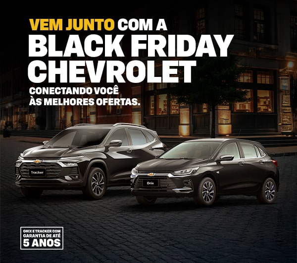Dois veículos Chevrolet - um Tracker e um Onix - estão estacionados em uma rua da cidade à noite. A imagem promove a campanha de Black Friday da Chevrolet.
