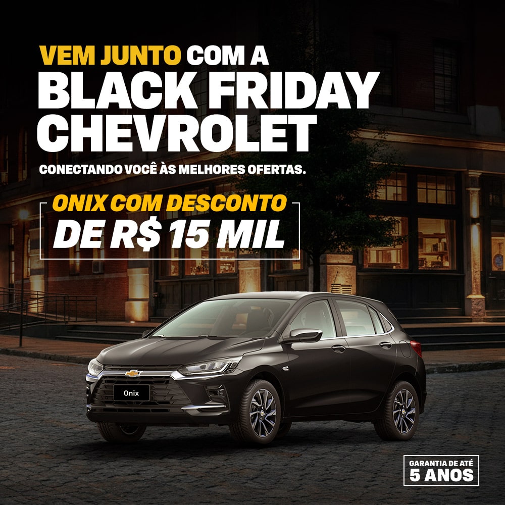 Um Onix estacionado em uma rua da cidade à noite. A imagem promove a campanha de Black Friday da Chevrolet.
