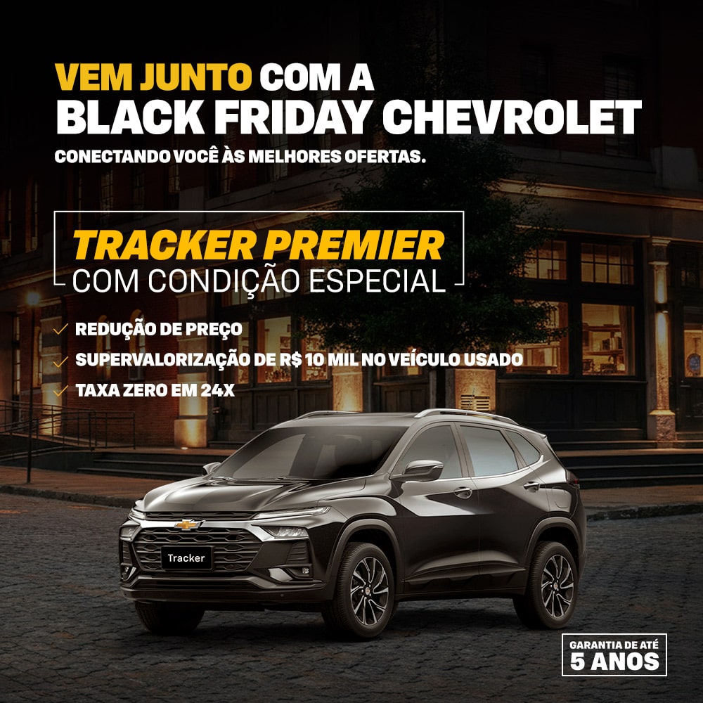 Um Tracker estacionado em uma rua da cidade à noite. A imagem promove a campanha de Black Friday da Chevrolet.