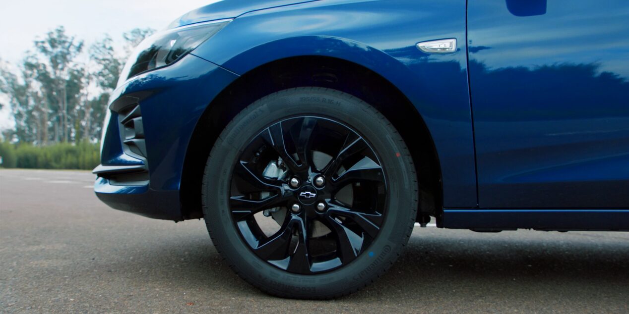 Roda de liga leve preta do Chevrolet Onix com pneu Continental, vista lateral.