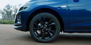 Roda de liga leve preta do Chevrolet Onix com pneu Continental, vista lateral.