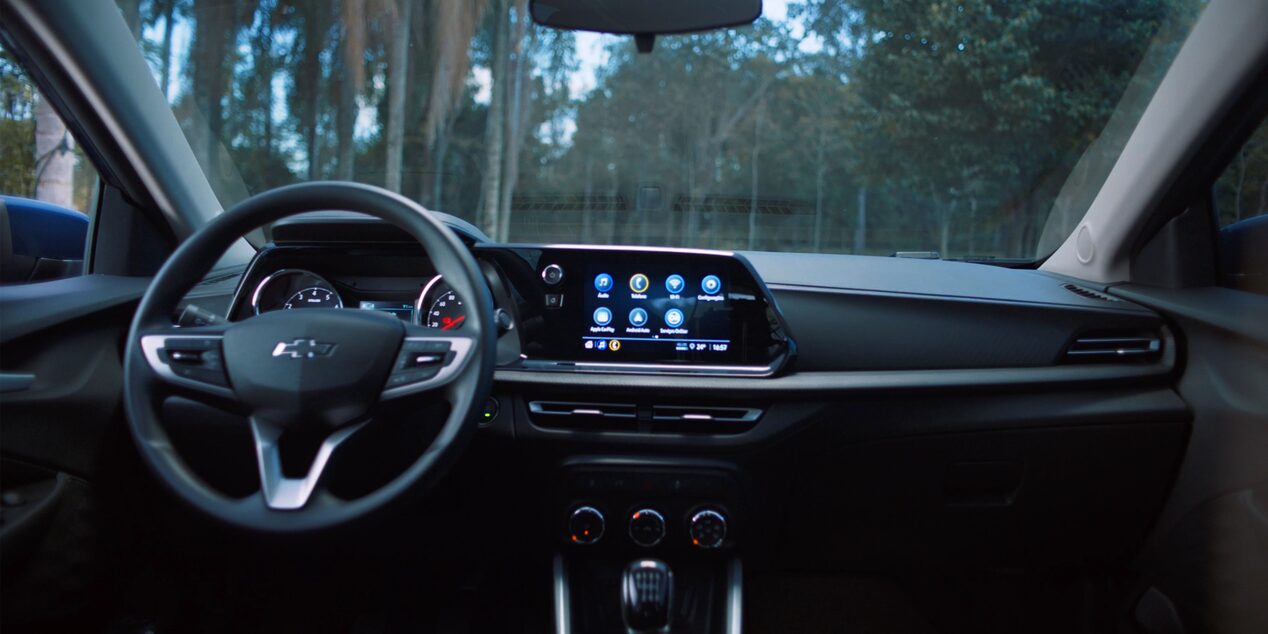 Painel interno do Chevrolet Onix com volante multifuncional e central multimídia