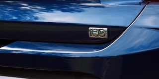 Emblema comemorativo de 100 anos do Chevrolet Onix