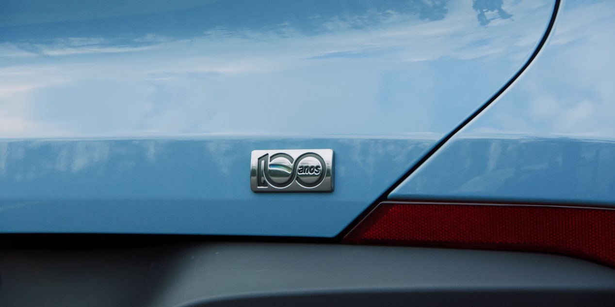 Parte traseira do Tracker com logo de 100 Anos