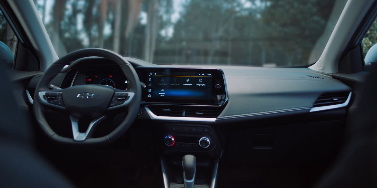 Interior do Chevrolet Tracker 100 Anos mostrando o painel 