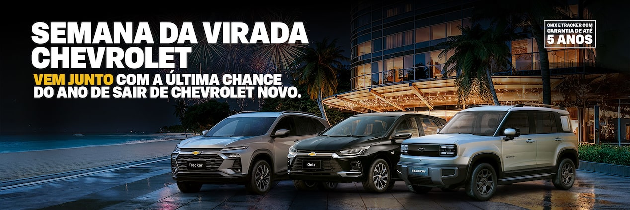 Três veículos Chevrolet - Tracker, Onix e Spark EUV - estão estacionados lado a lado à noite em frente a um moderno edifício de vidro, com um texto promocional anunciando a última promoção de ofertas 0km do ano.