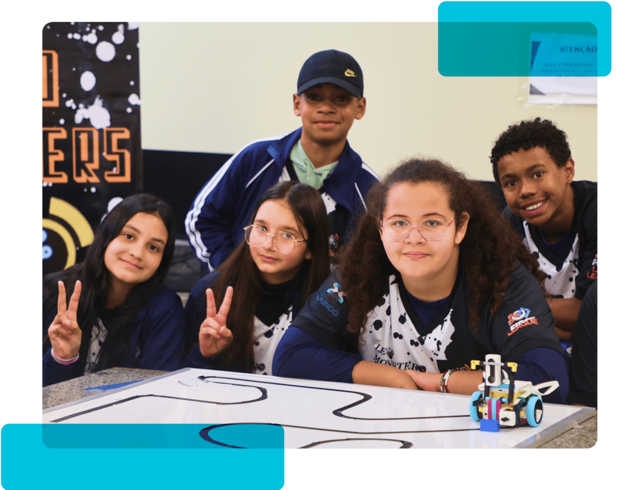 Cinco crianças em uma aula prática