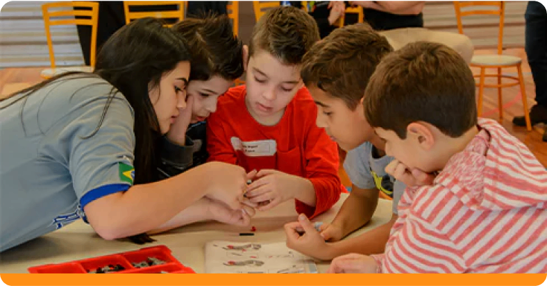 Cinco crianças solucionando um desafio