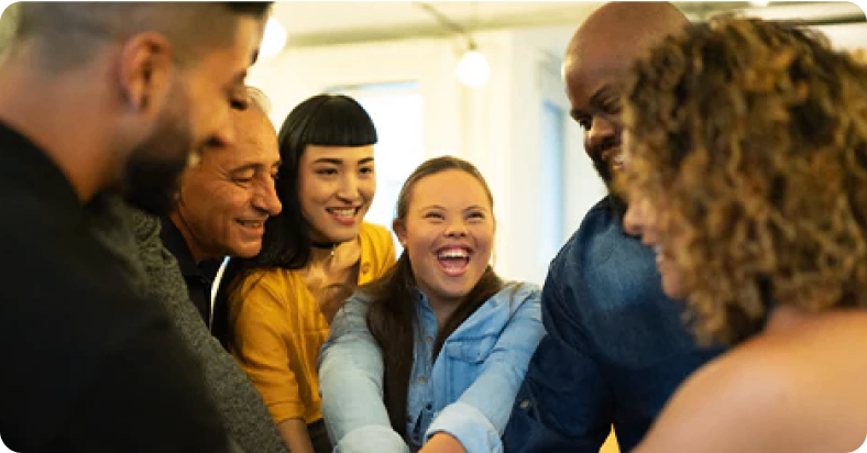 Pessoas sorrindo com as mãos unidas