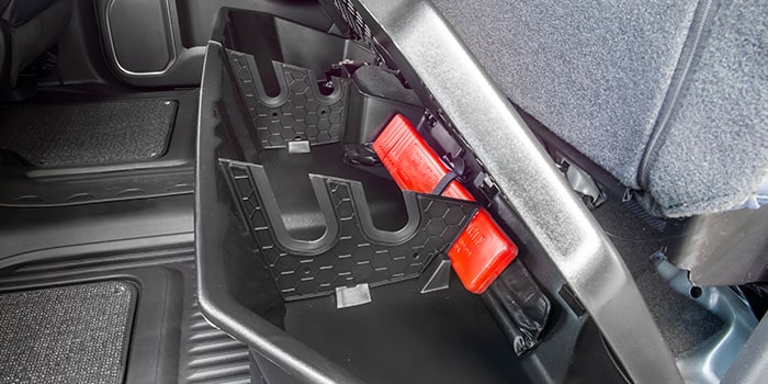 Imagem do interior da nova picape Chevrolet Silverado, destacando compartimento organizador localizado sob o assento.