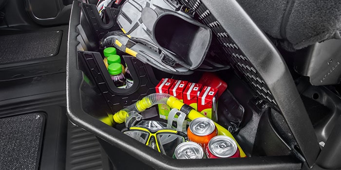 Imagem do interior da nova picape Chevrolet Silverado, destacando compartimento organizador localizado sob o assento.