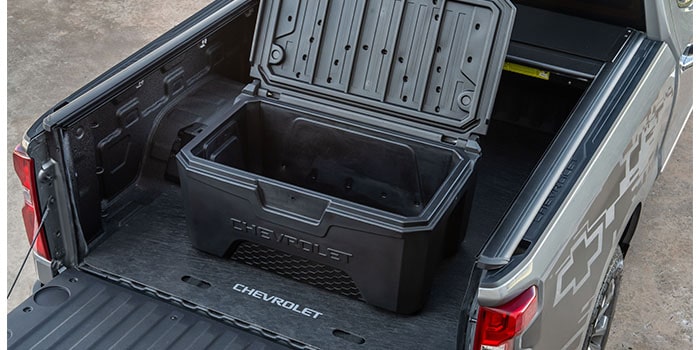 Imagem mostrando caçamba da nova picape Chevrolet Silverado, destacando o acessório "caixa organizadora térmica de caçamba de 150 litros" vazia.