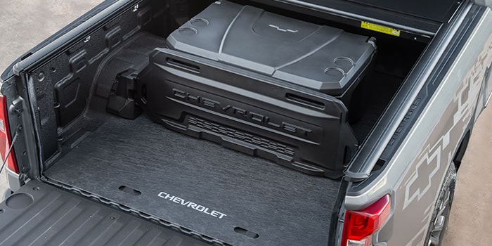 Imagem mostrando caçamba da nova picape Chevrolet Silverado, destacando o acessório "caixa organizadora térmica de caçamba de 150 litros" fechada.